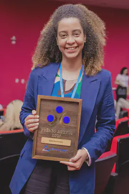 Amanda holding her prize at the 45th National Meeting on Production Engineering cerimony